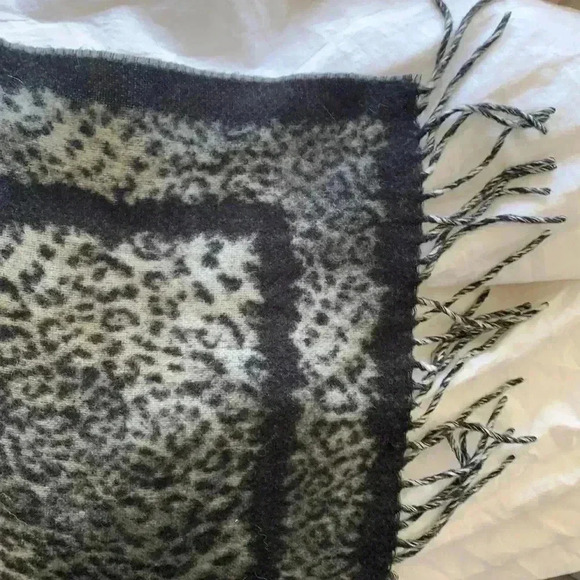 EUC Lord & Taylor animal  print scarf./ shawl - Picture 2 of 3